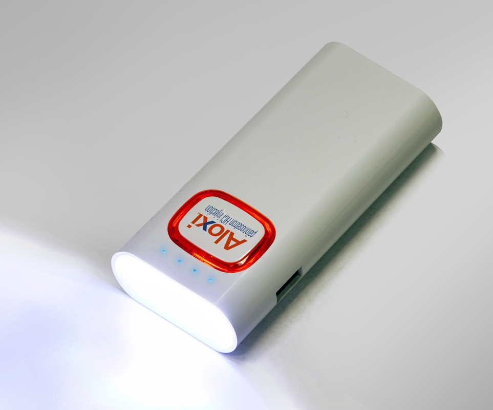 Зарядное устройство с LED-фонариком и подсветкой логотипа