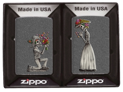 Набор ZIPPO Влюбленные зомби из двух зажигалок с покрытием Iron Stone™